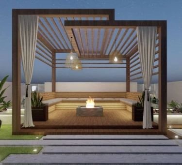 برجولة خشبية فخمة مع جلسة أرضية وإضاءة خافتة.